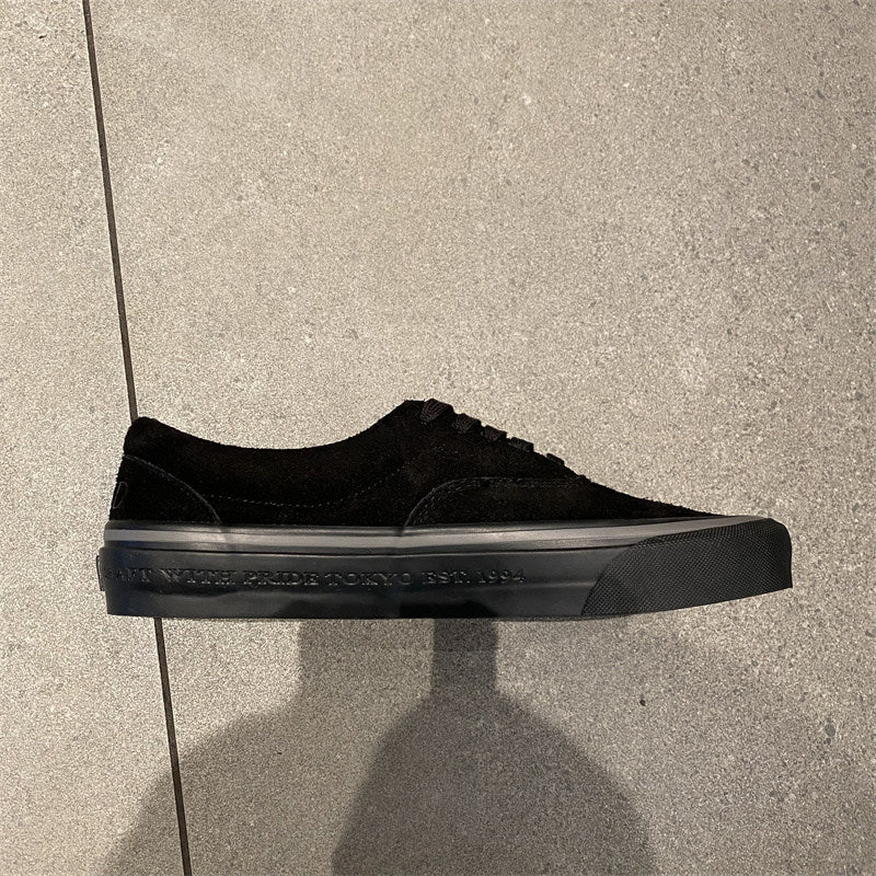 SHADE 01 — Onyx Cookie Suede Heritage Low
